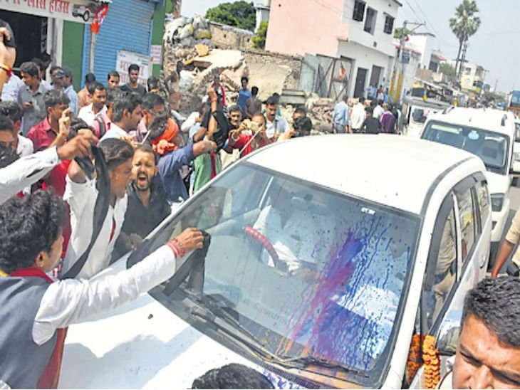 मुजफ्फरपुर में रामकृपाल यादव की कार पर फेंकी स्याही, काले झंडे दिखाए